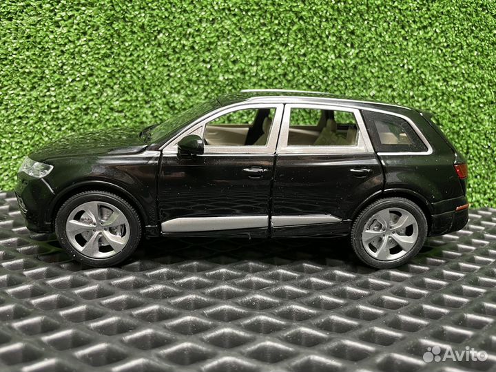 Металлическая модель Ауди Q7