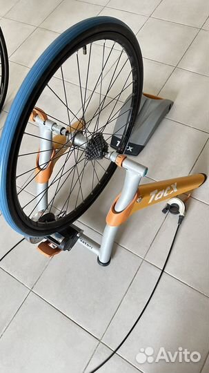 Велосипедный станок вместе с колесом