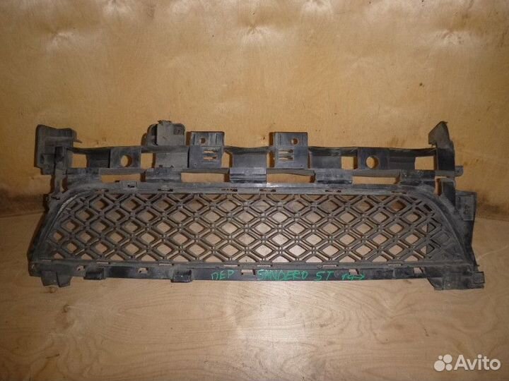 Решетка в бампер центральная renault sandero 2014