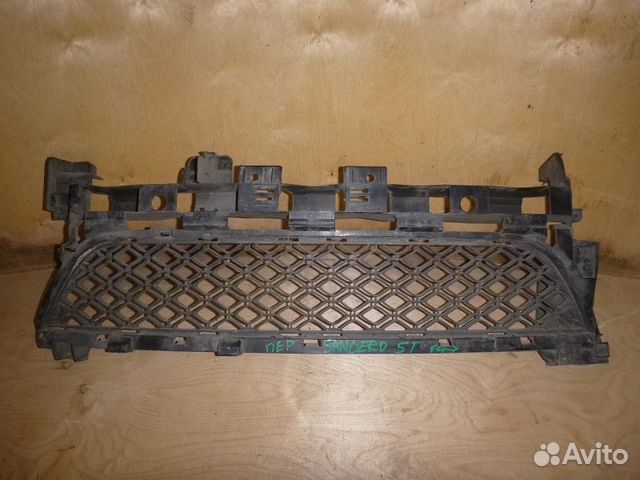 Решетка в бампер центральная renault sandero 2014