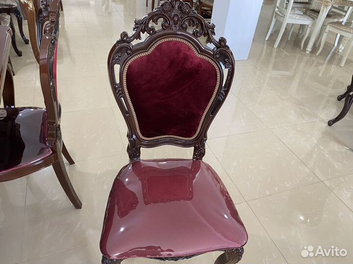 Стол и стулья