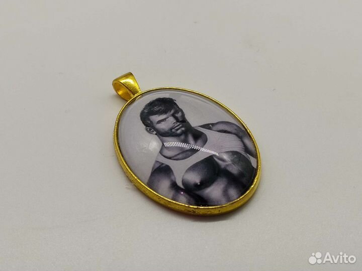 Массивный кулон 3х4 см (Handsome man)
