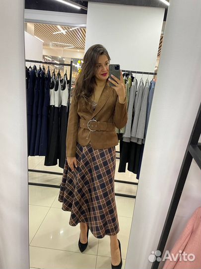 Костюм женский с юбкой и укороченным пиджаком