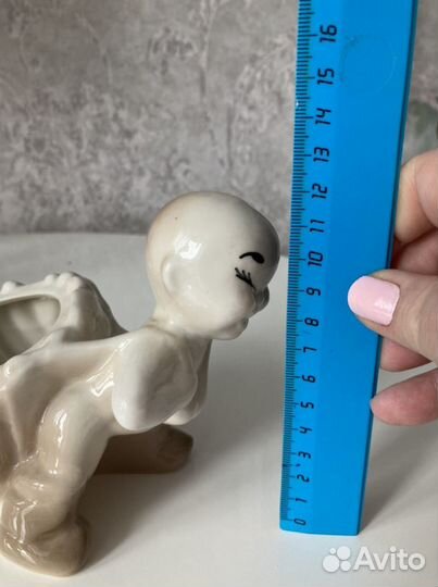 Статуэтка фарфор Монголия Мальчик с корзинкой