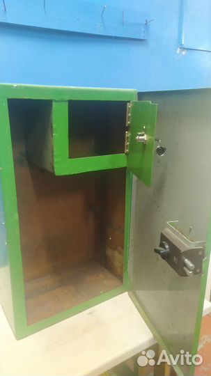 Сейф металлический