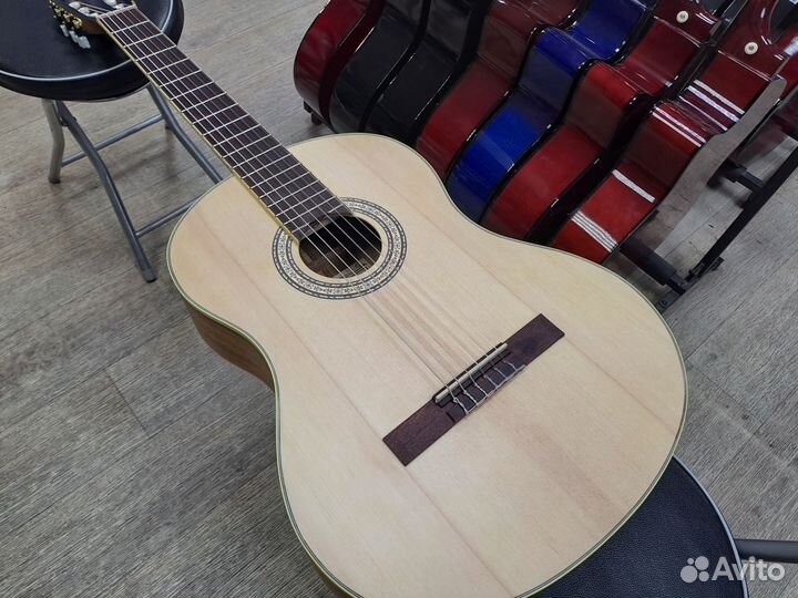 Гитара классическая с нейлоновыми струнами