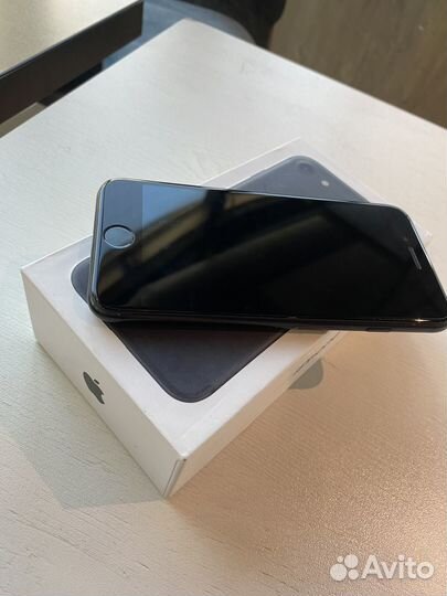 Телефон iPhone SE 2020