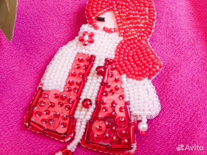 Брошь ручной работы из бисера