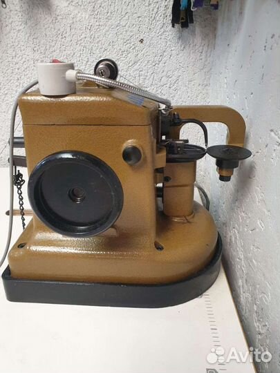 Скарняжная швейная машинка