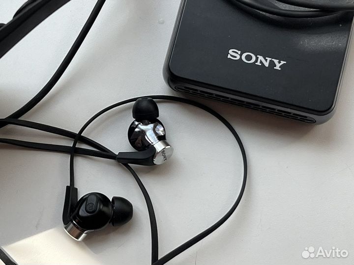 Шлем VR Sony HMZ-T3W для любых игр и кино