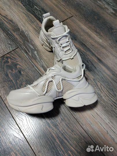 Кроссовки женские