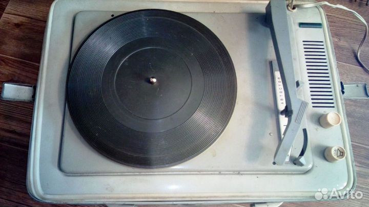 Проигрыватель виниловых пластинок 