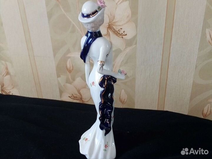 Фарфоровая Статуэтка Дамы ссср. Новая