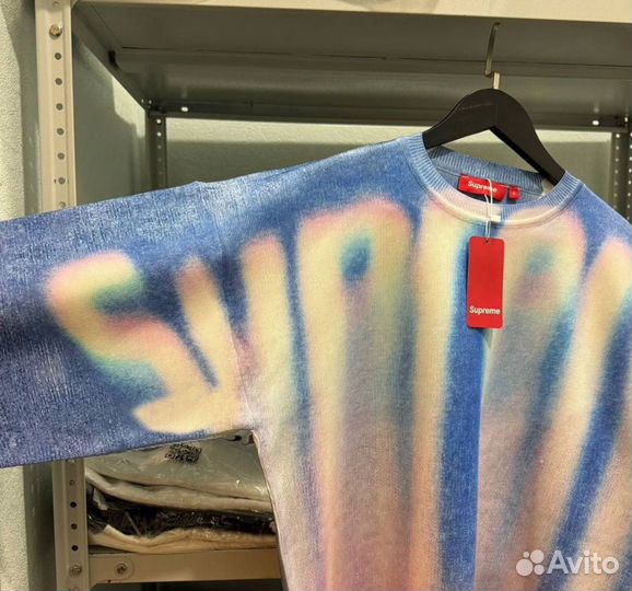 Свитшот supreme blurred logo на руках