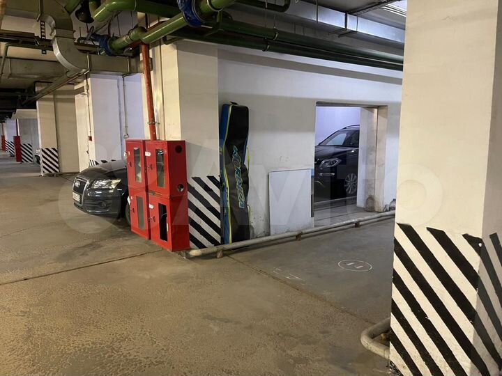 Машиноместо, > 30 м²