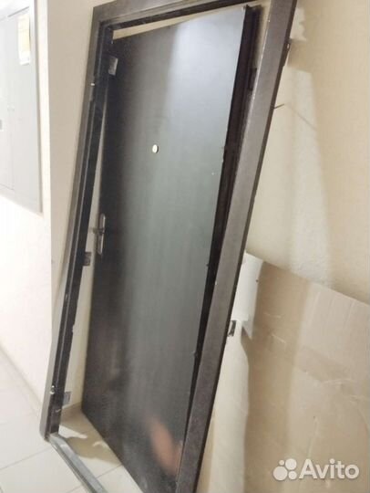 Дверь входная металлическая бу левая