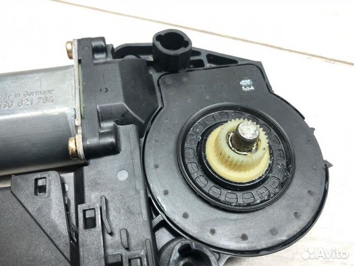 Двигатель стеклоподъемника передний правый Audi A4