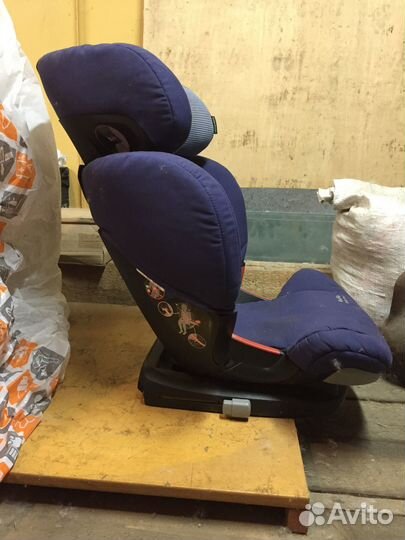 Продается детское кресло Maxi-cosi Rodifix