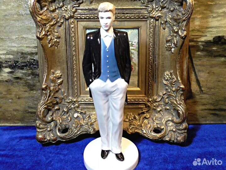 Принц Уильям.Статуэтка фарфоровая.Coalport.Англия