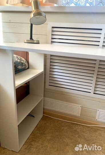 Компьютерный стол белый с полками