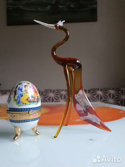 Яйцо-шкатулка статуэтка