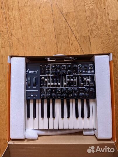 Arturia Minibrute аналоговый синтезатор