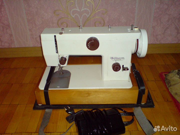 Продам швейную электрическую машинку