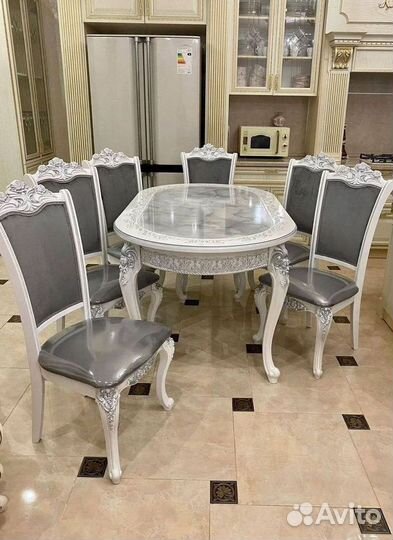 Стол кухонный и стулья