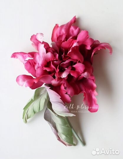 Брошь роза из шелка Roger Lambelin