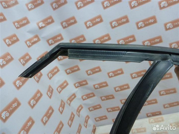 Уплотнительная резинка стекла передняя правая Ford
