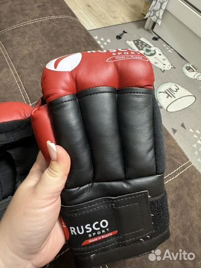 Шлем, перчатки и защита для рукопашного боя