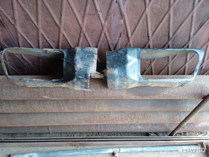 Задний усилитель бампера Nissan Patrol