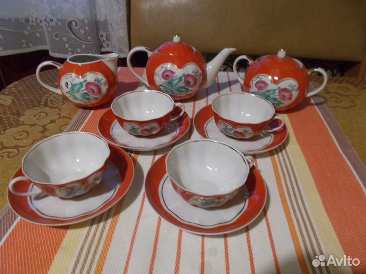 Чайный сервиз Маки на красном Дулево
