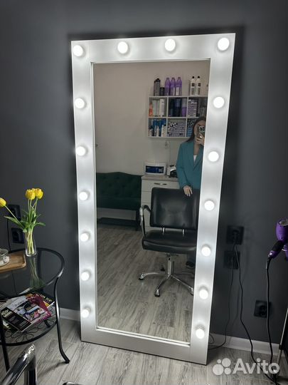 Гримерное зеркало с лампочками