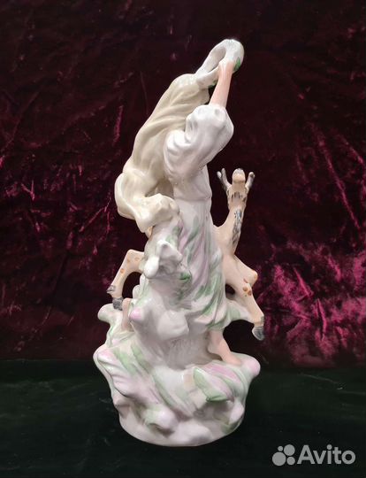 Статуэтка девушка с оленёнком