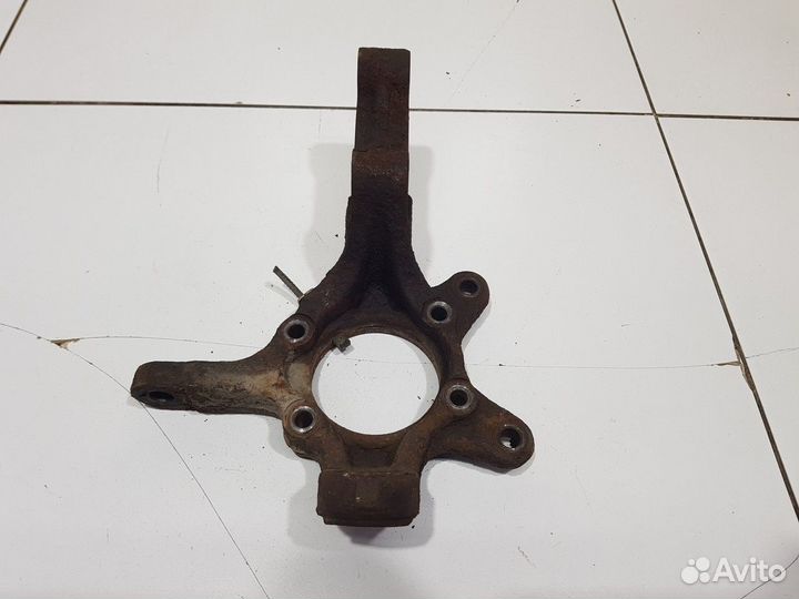 Кулак поворотный передний правый