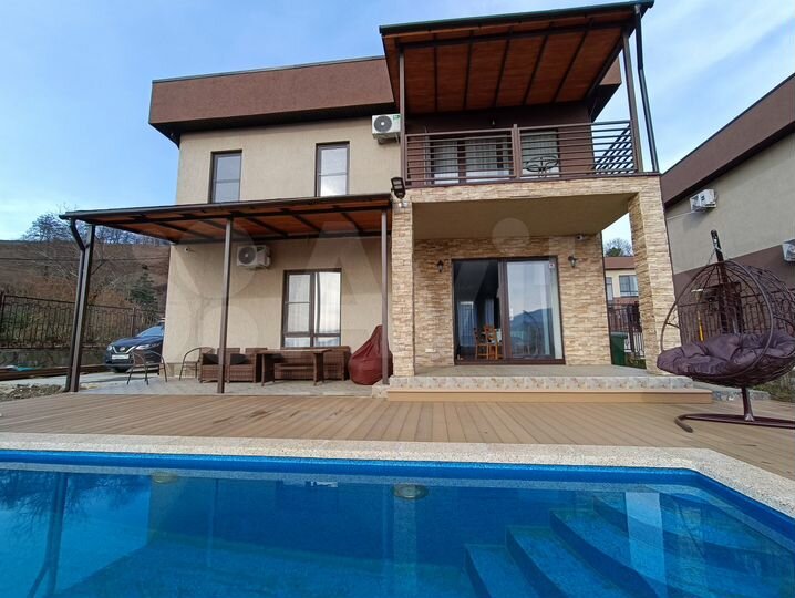 Дом 200 м² на участке 6,5 сот.