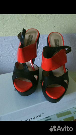 Эффектные босоножки Sasha Fabiani