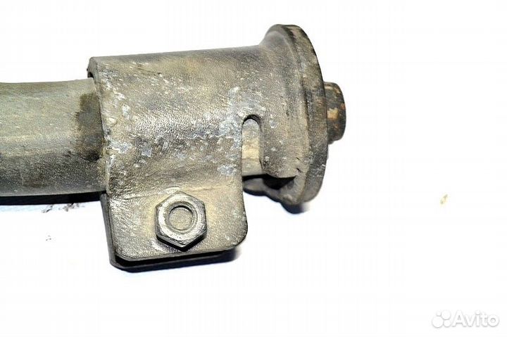 Кронштейн крыла ведущего моста, передний правый vo