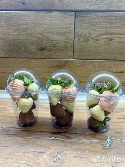 Клубника, бананы и финики в бельгийском шоколаде