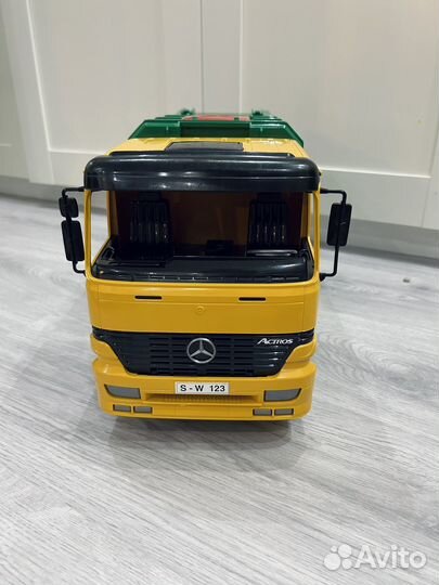 Bruder мусоровоз с баком