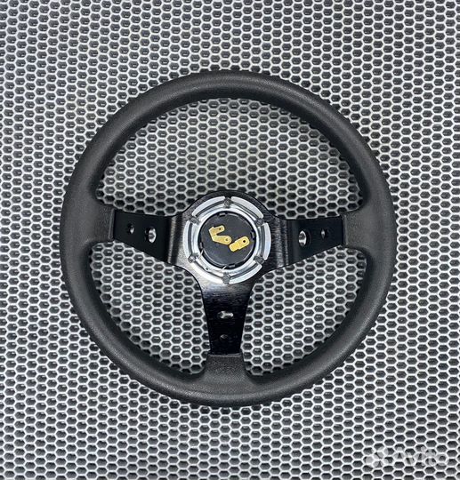 Спортивный руль momo полиуретан с вылетом (черный