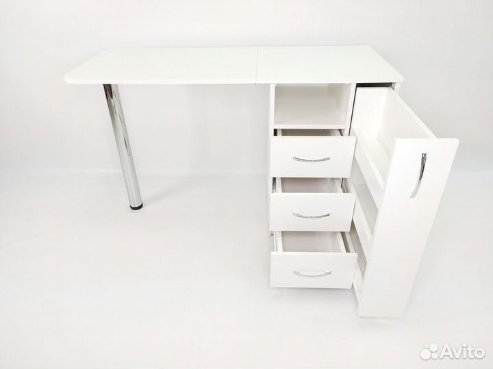 Маникюрный стол