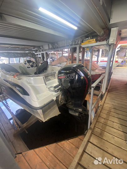 Каютный катер Grizzly 580 с домом над водой