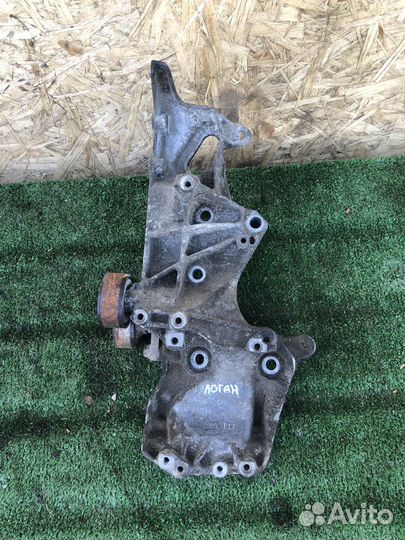 Кронштейн генератора Renault logan
