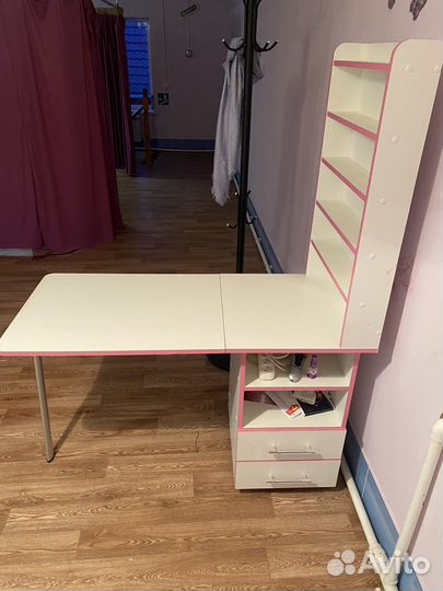 Маникюрный стол