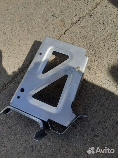 Кронштейн переднего бампера (правый) ваз 2110,2112