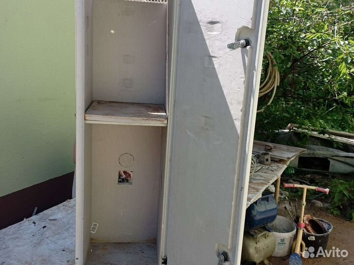 Металический ящик утеплен, работал холодильником