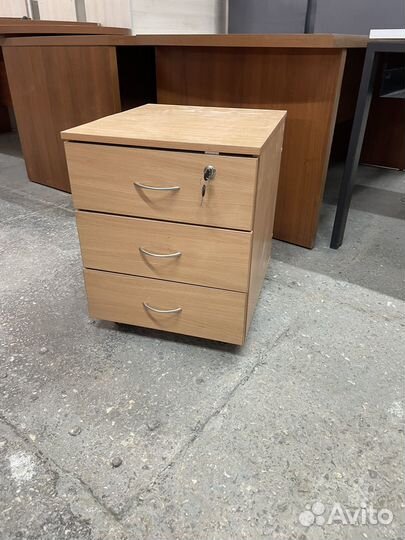 Тумбочки на колесиках