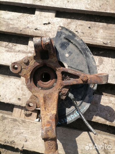 Кулак передний левый Renault Sandero 2 1.2 16v